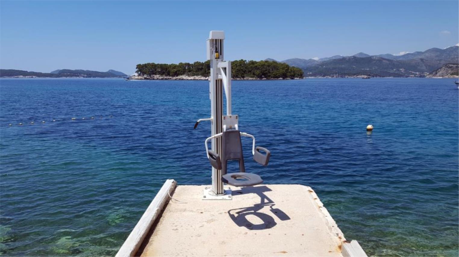 Na dubrovačkim plažama postavljaju se novi lifteri za osobe s invaliditetom