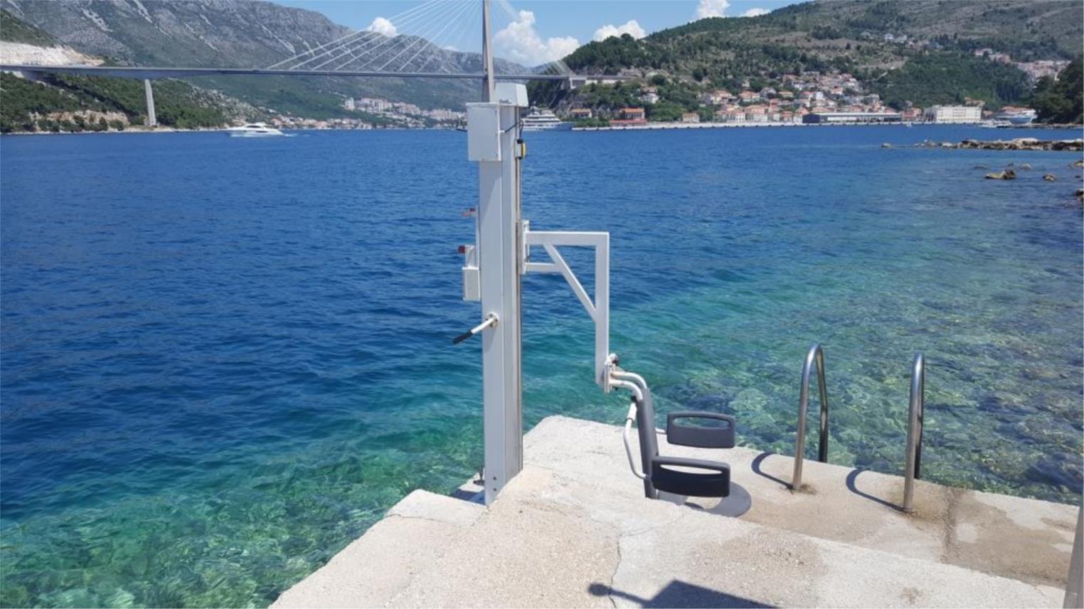 Na dubrovačkim plažama postavljaju se novi lifteri za osobe s invaliditetom