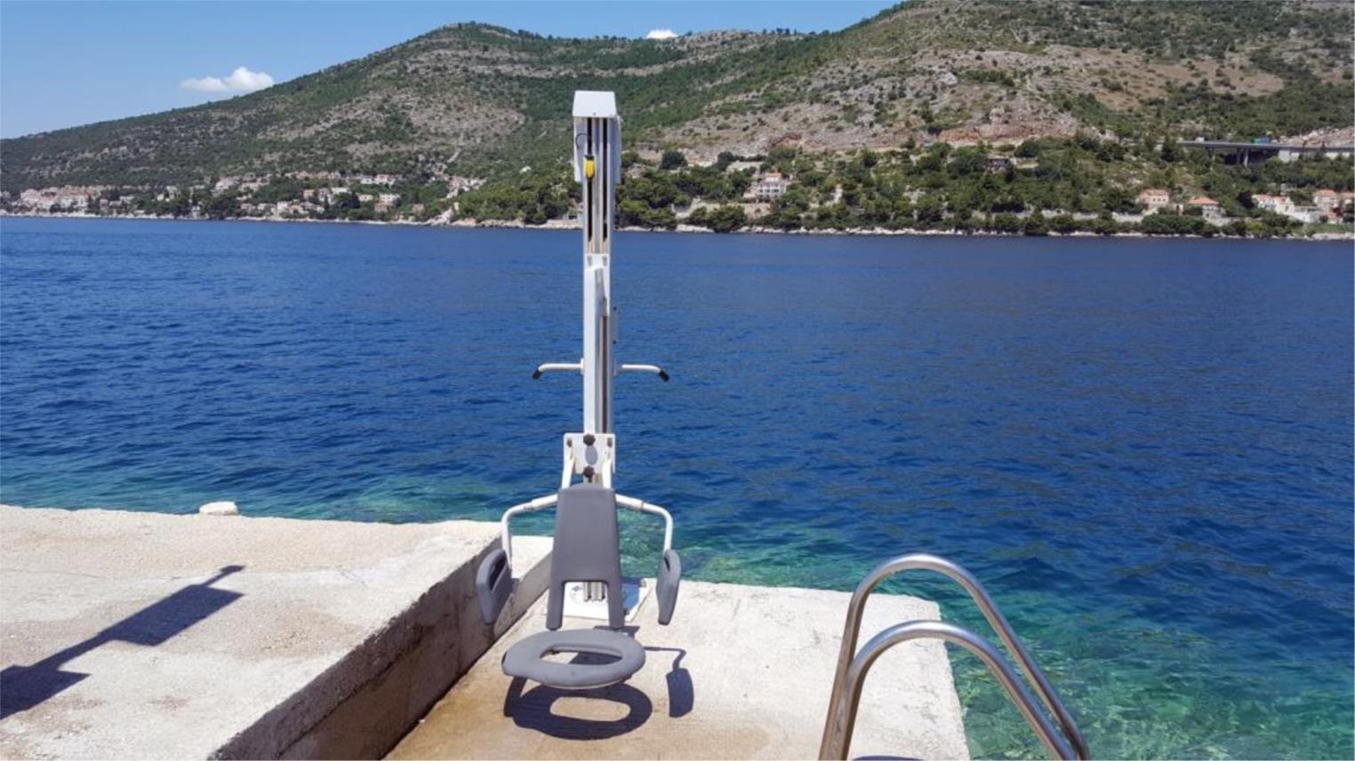 Na dubrovačkim plažama postavljaju se novi lifteri za osobe s invaliditetom