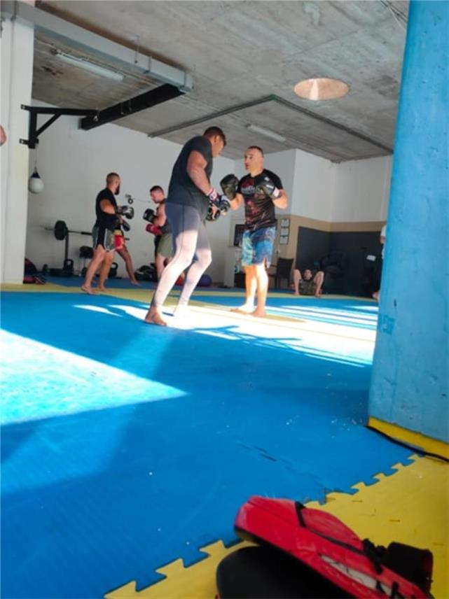 SlikaAlistair Overeem pokazao borilačke tehnike i vještine na treningu u Dubrovniku 0