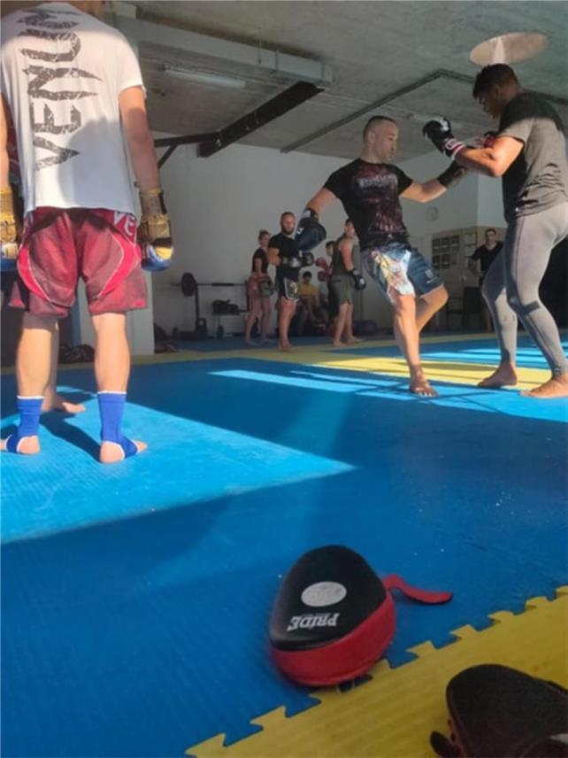 SlikaAlistair Overeem pokazao borilačke tehnike i vještine na treningu u Dubrovniku 0