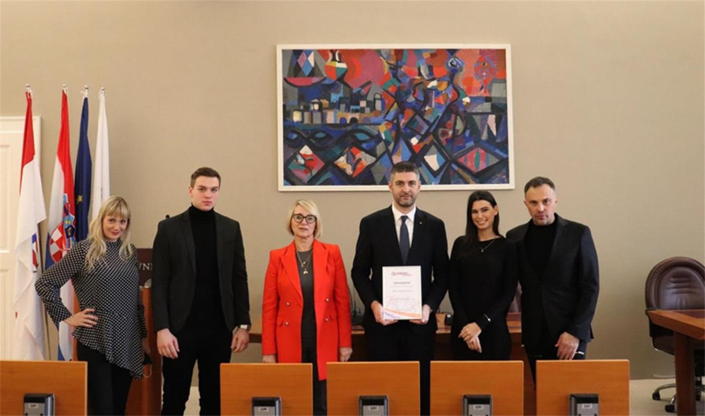 Tim "Aktivna Hrvatska" uručio zahvalnicu gradonačelniku Frankoviću