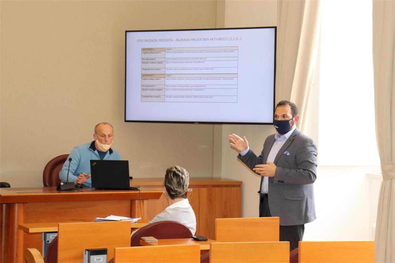 Gradonačelnik s udrugama o spomenicima braniteljima i djeci poginuloj u Domovinskom ratu