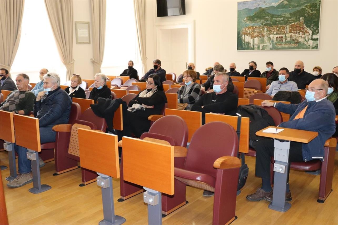 Gradonačelnik s udrugama o spomenicima braniteljima i djeci poginuloj u Domovinskom ratu