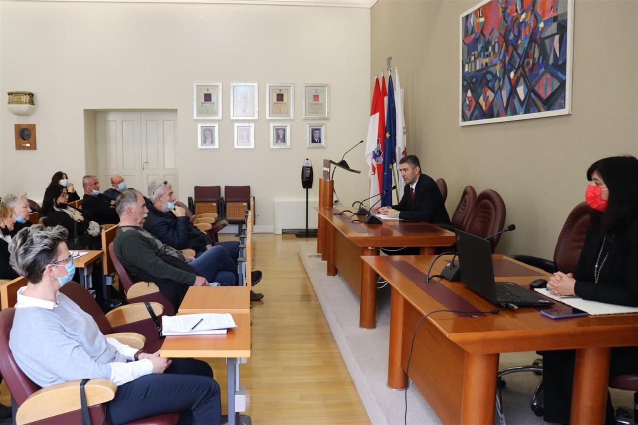 Gradonačelnik s udrugama o spomenicima braniteljima i djeci poginuloj u Domovinskom ratu