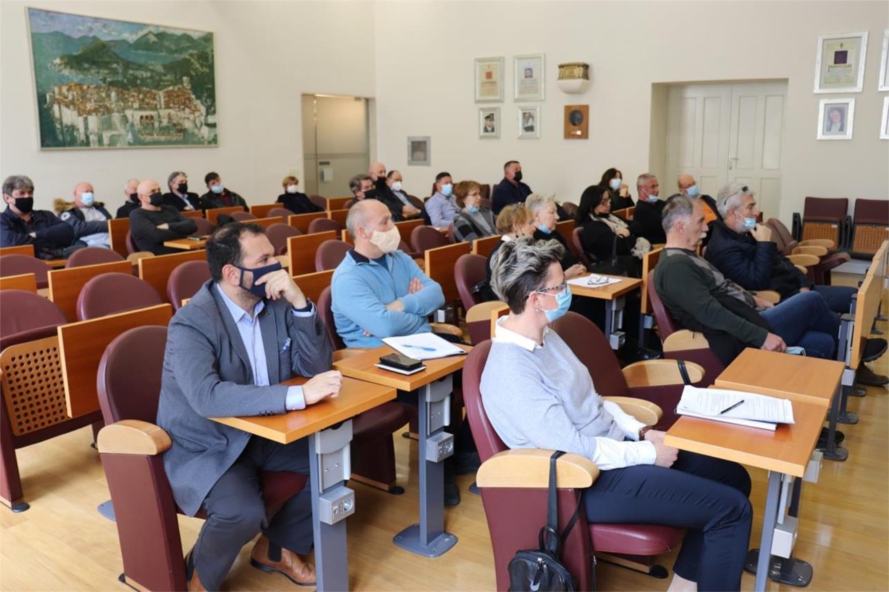 Gradonačelnik s udrugama o spomenicima braniteljima i djeci poginuloj u Domovinskom ratu