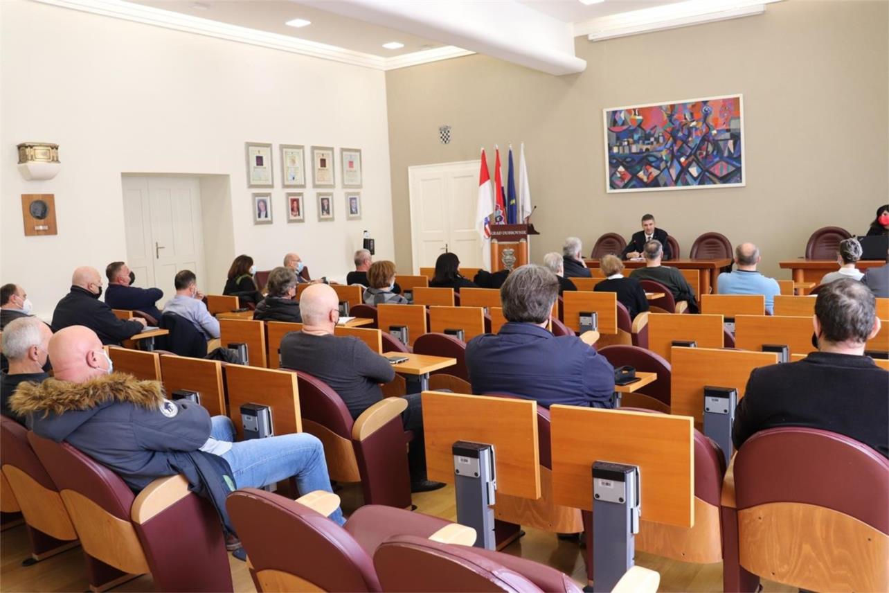 Gradonačelnik s udrugama o spomenicima braniteljima i djeci poginuloj u Domovinskom ratu