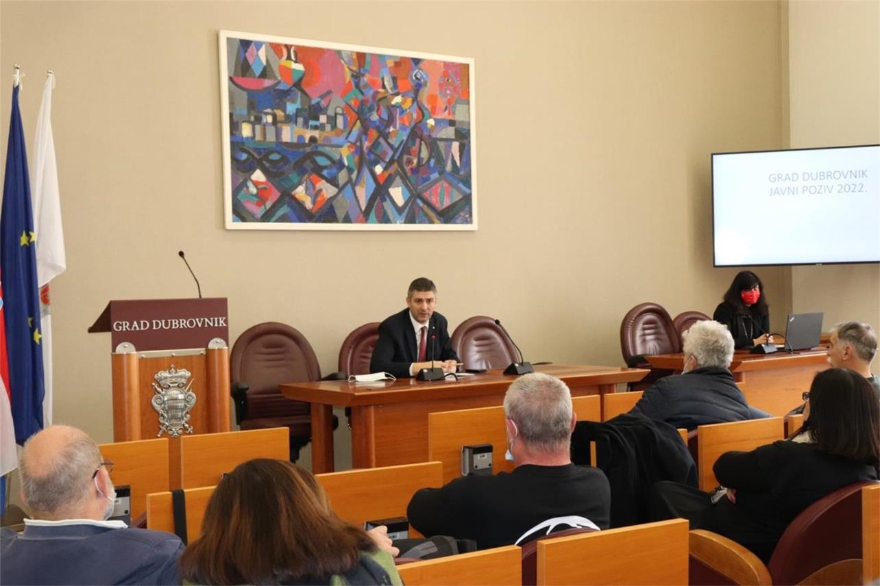 Gradonačelnik s udrugama o spomenicima braniteljima i djeci poginuloj u Domovinskom ratu