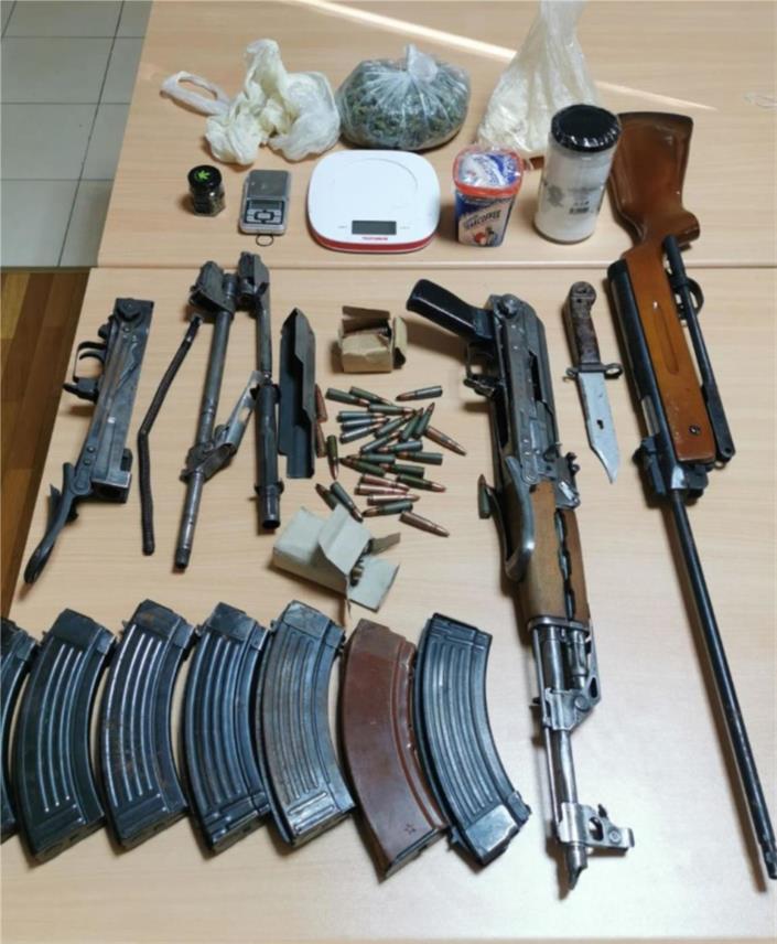 Na Zvekovici pronađena droga, automatske puške, bombe