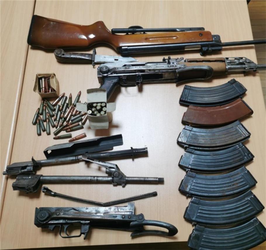 Na Zvekovici pronađena droga, automatske puške, bombe