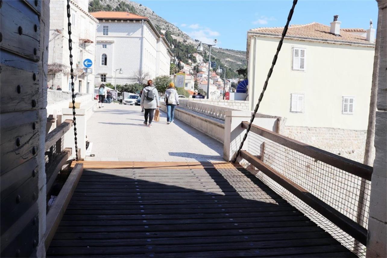 Radovi na Vratima od Ponte i na drvenom mostu na Pločama