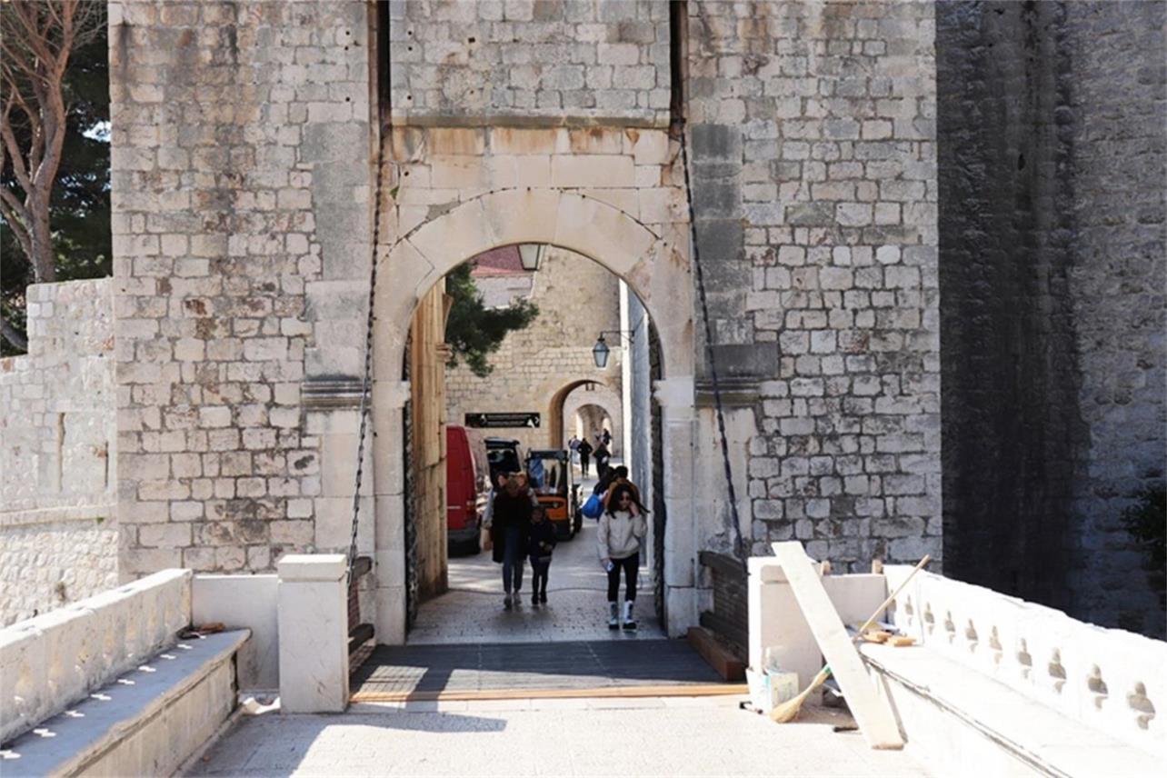 Radovi na Vratima od Ponte i na drvenom mostu na Pločama