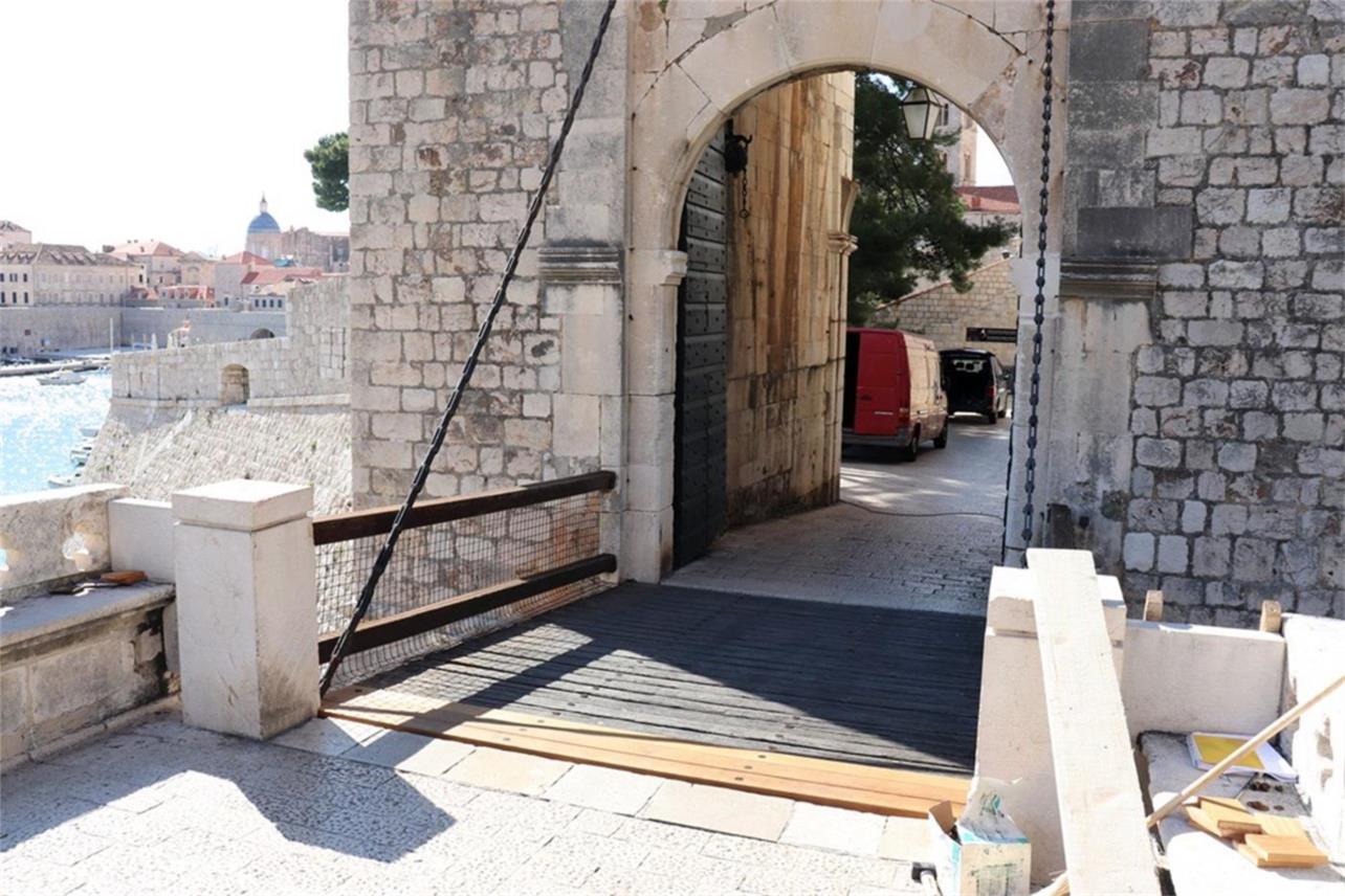 Radovi na Vratima od Ponte i na drvenom mostu na Pločama