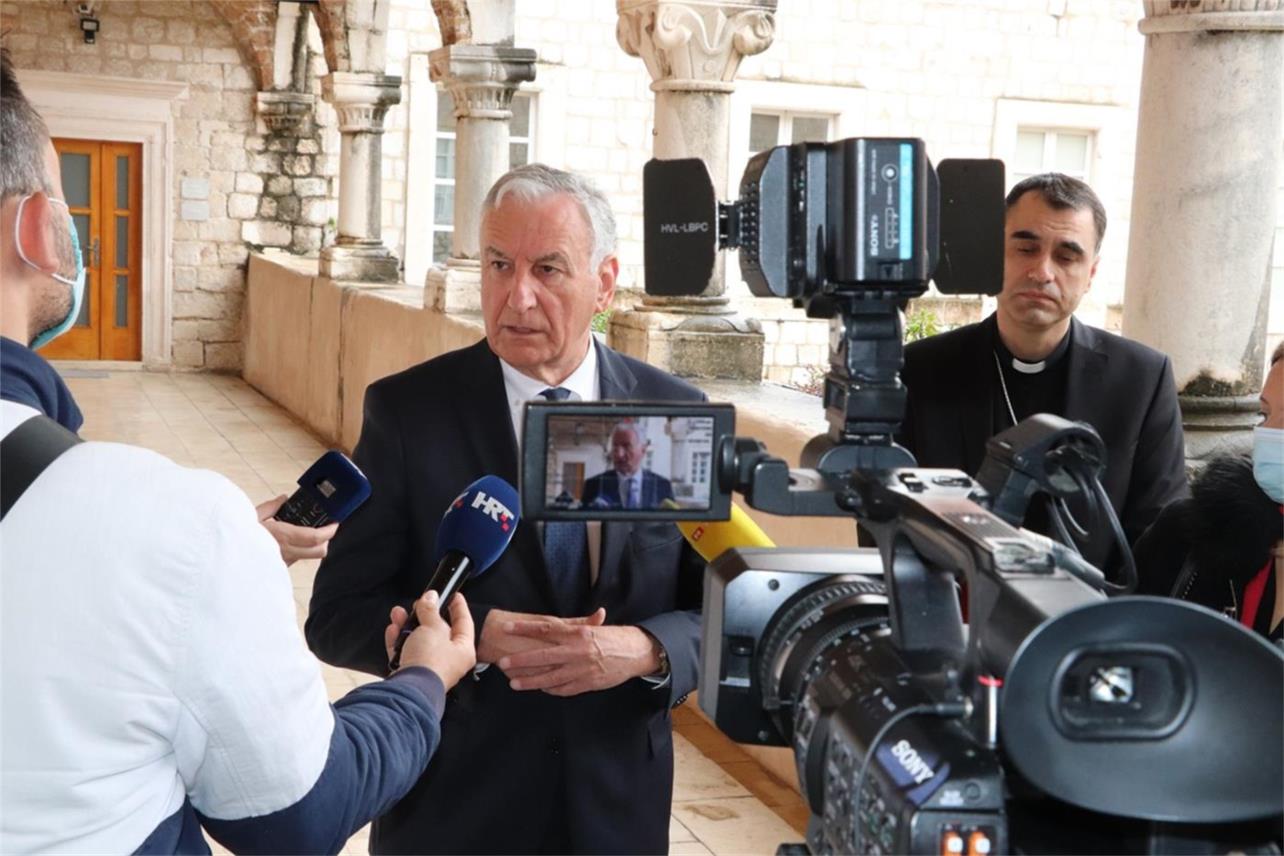 Primopredaja crkvenih matičnih knjiga Dubrovačkoj biskupiji