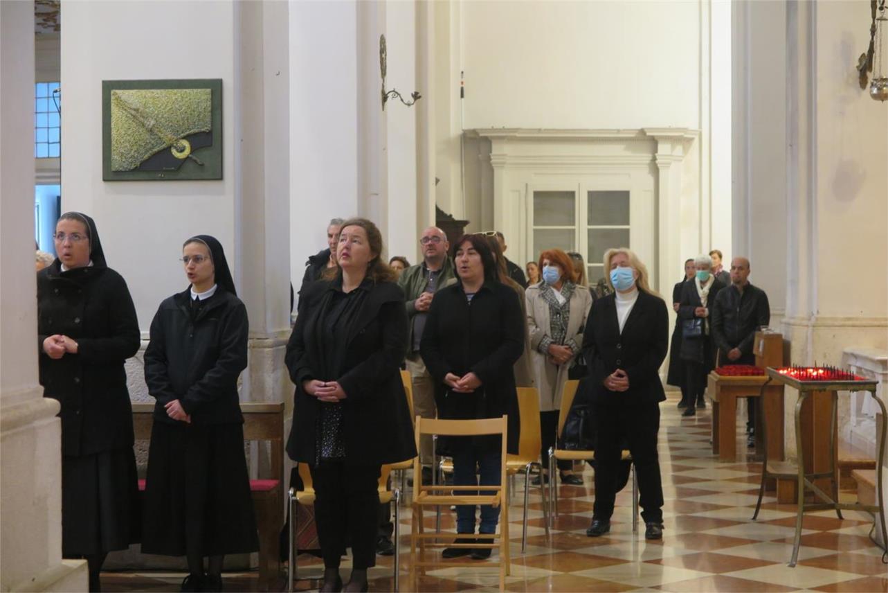 Biskup Glasnović prvi put s dubrovačkim svećenicima slavio misu posvete ulja