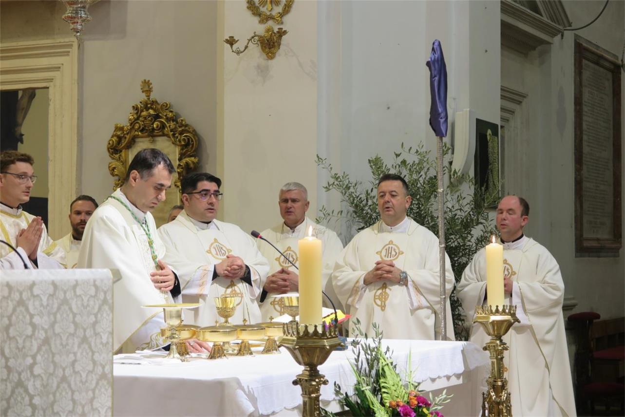 Biskup Glasnović prvi put s dubrovačkim svećenicima slavio misu posvete ulja