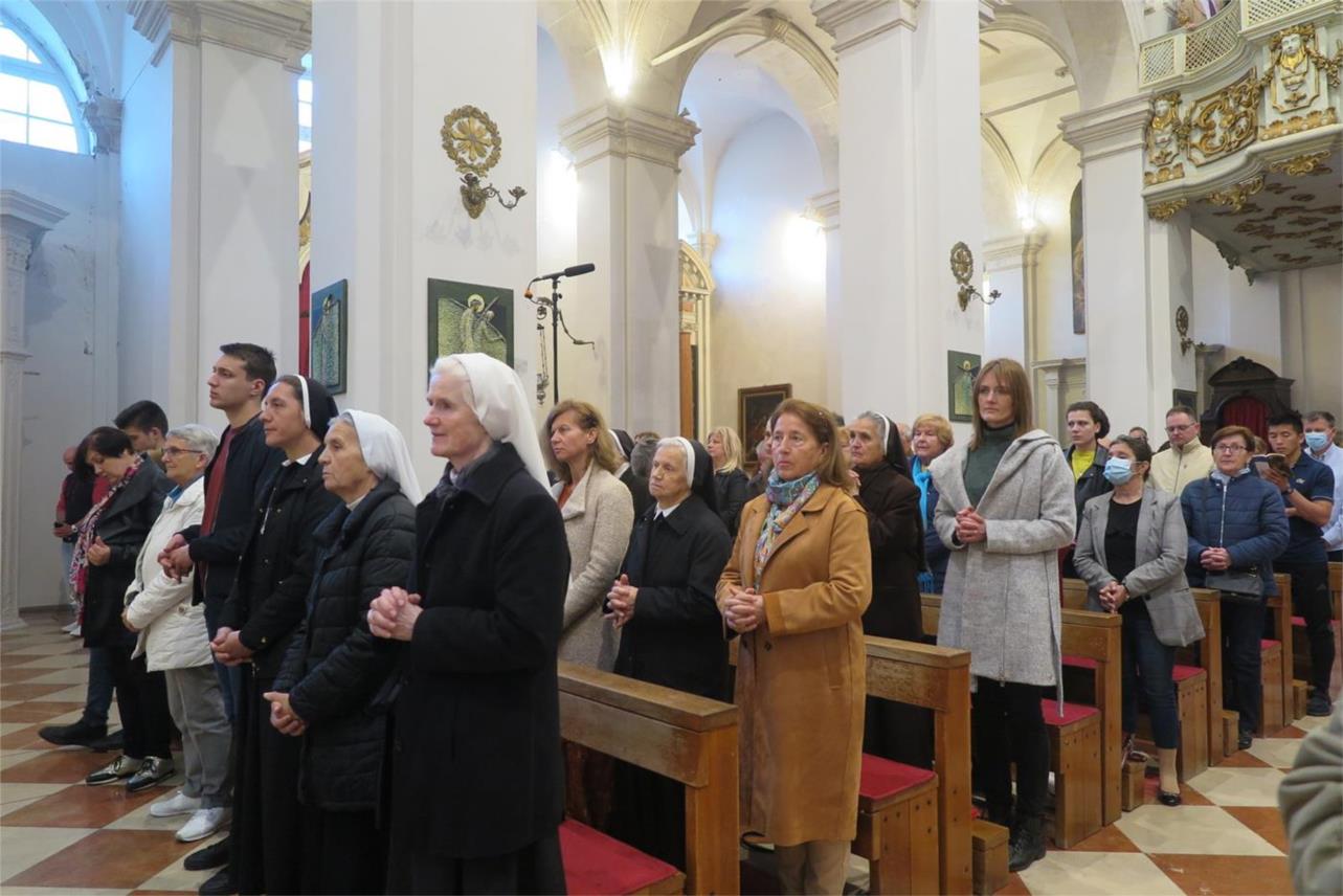 Biskup Glasnović prvi put s dubrovačkim svećenicima slavio misu posvete ulja