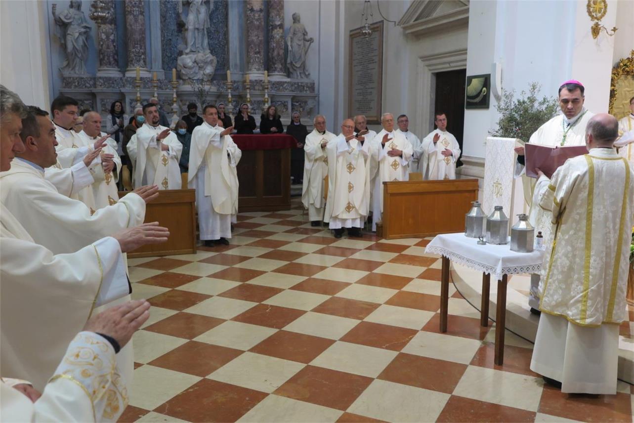 Biskup Glasnović prvi put s dubrovačkim svećenicima slavio misu posvete ulja