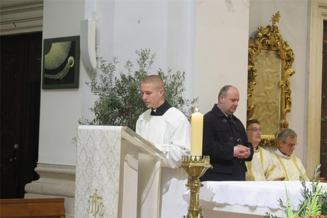 Biskup Glasnović prvi put s dubrovačkim svećenicima slavio misu posvete ulja