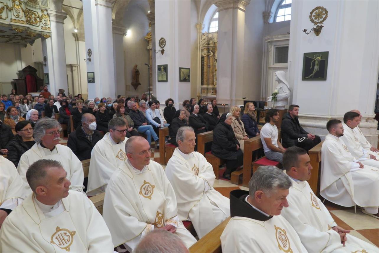 Biskup Glasnović prvi put s dubrovačkim svećenicima slavio misu posvete ulja