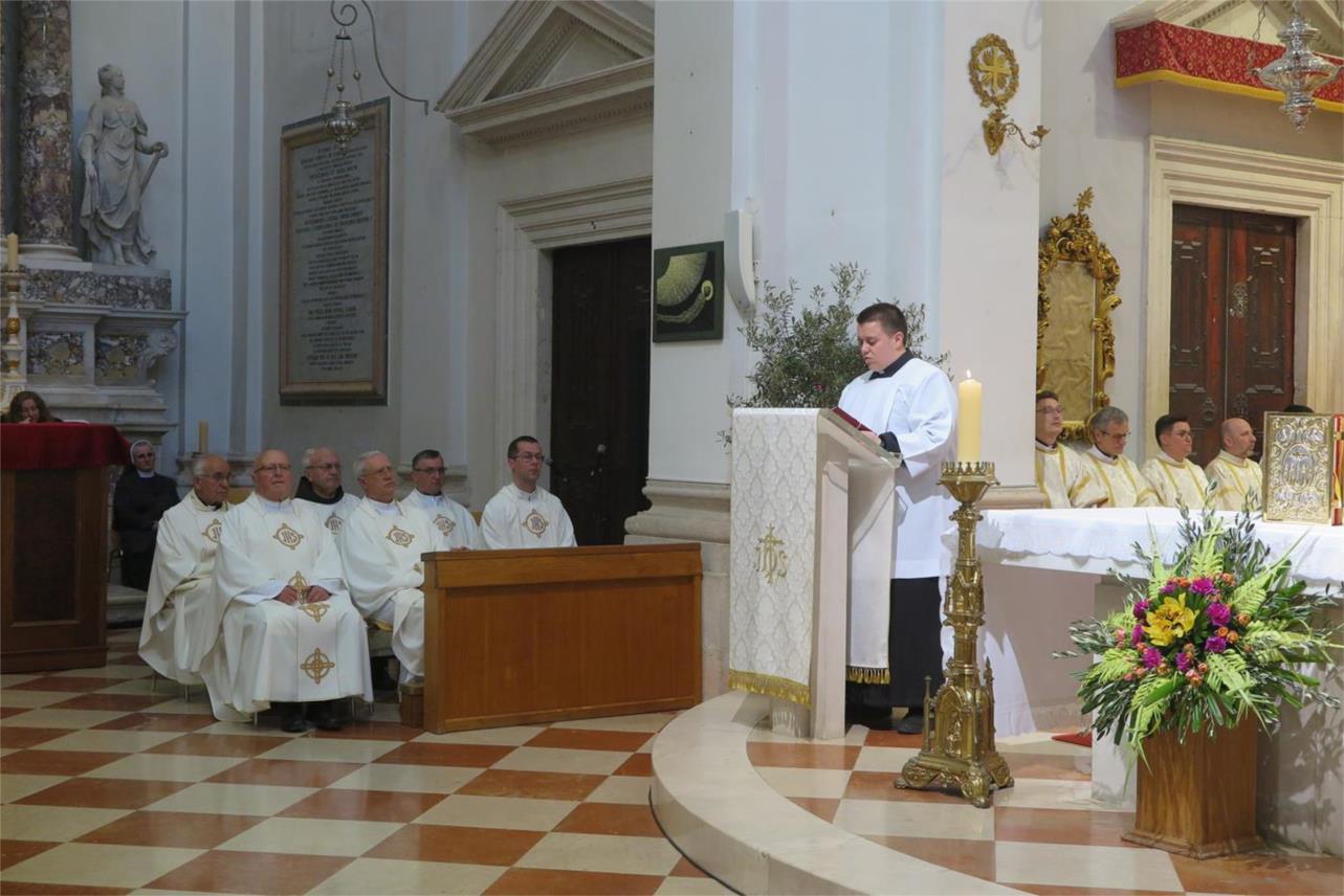 Biskup Glasnović prvi put s dubrovačkim svećenicima slavio misu posvete ulja
