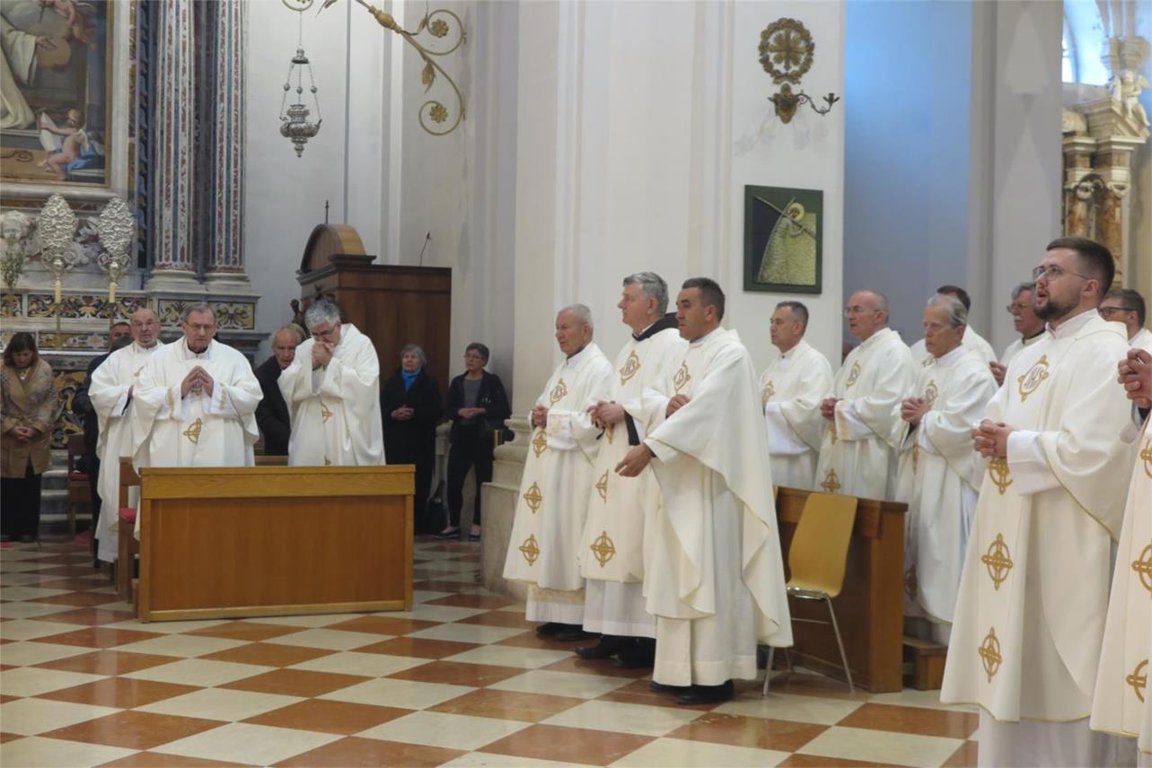 Biskup Glasnović prvi put s dubrovačkim svećenicima slavio misu posvete ulja
