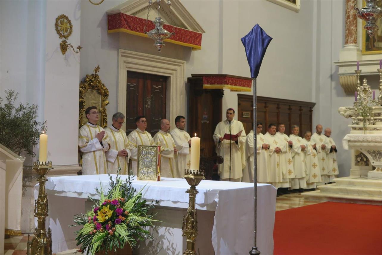 Biskup Glasnović prvi put s dubrovačkim svećenicima slavio misu posvete ulja