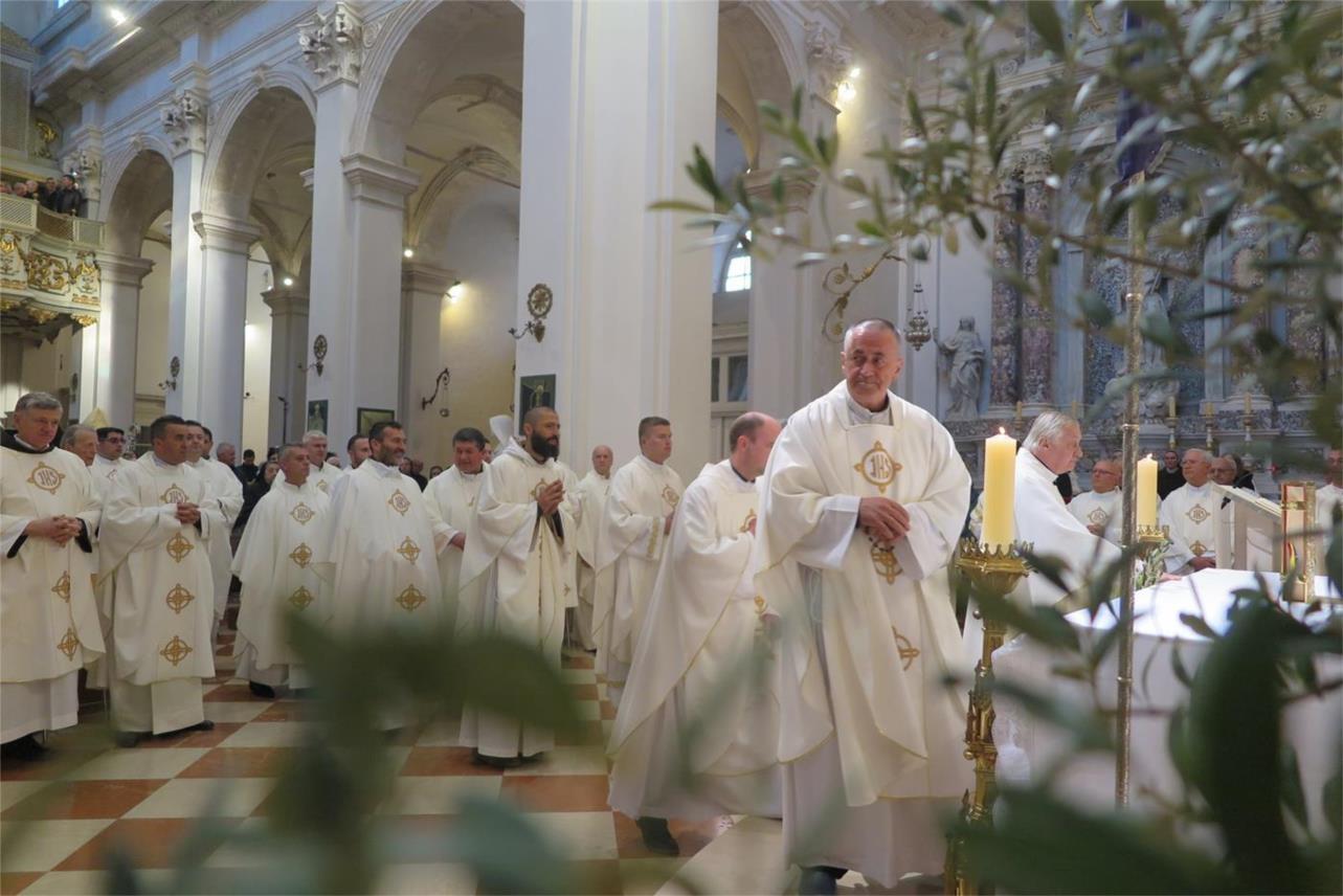 Biskup Glasnović prvi put s dubrovačkim svećenicima slavio misu posvete ulja