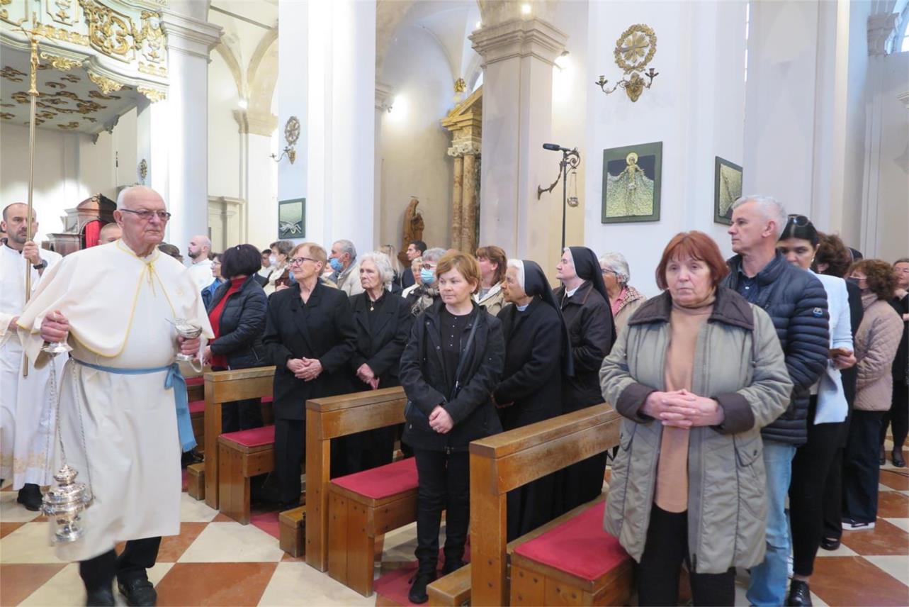 Biskup Glasnović prvi put s dubrovačkim svećenicima slavio misu posvete ulja