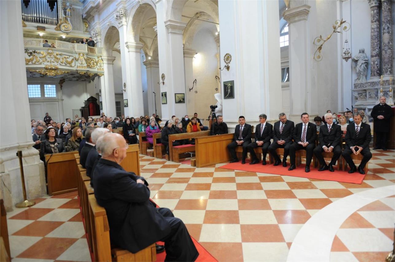 Biskup Glasnović oprao noge ‘apostolima’ u katedrali