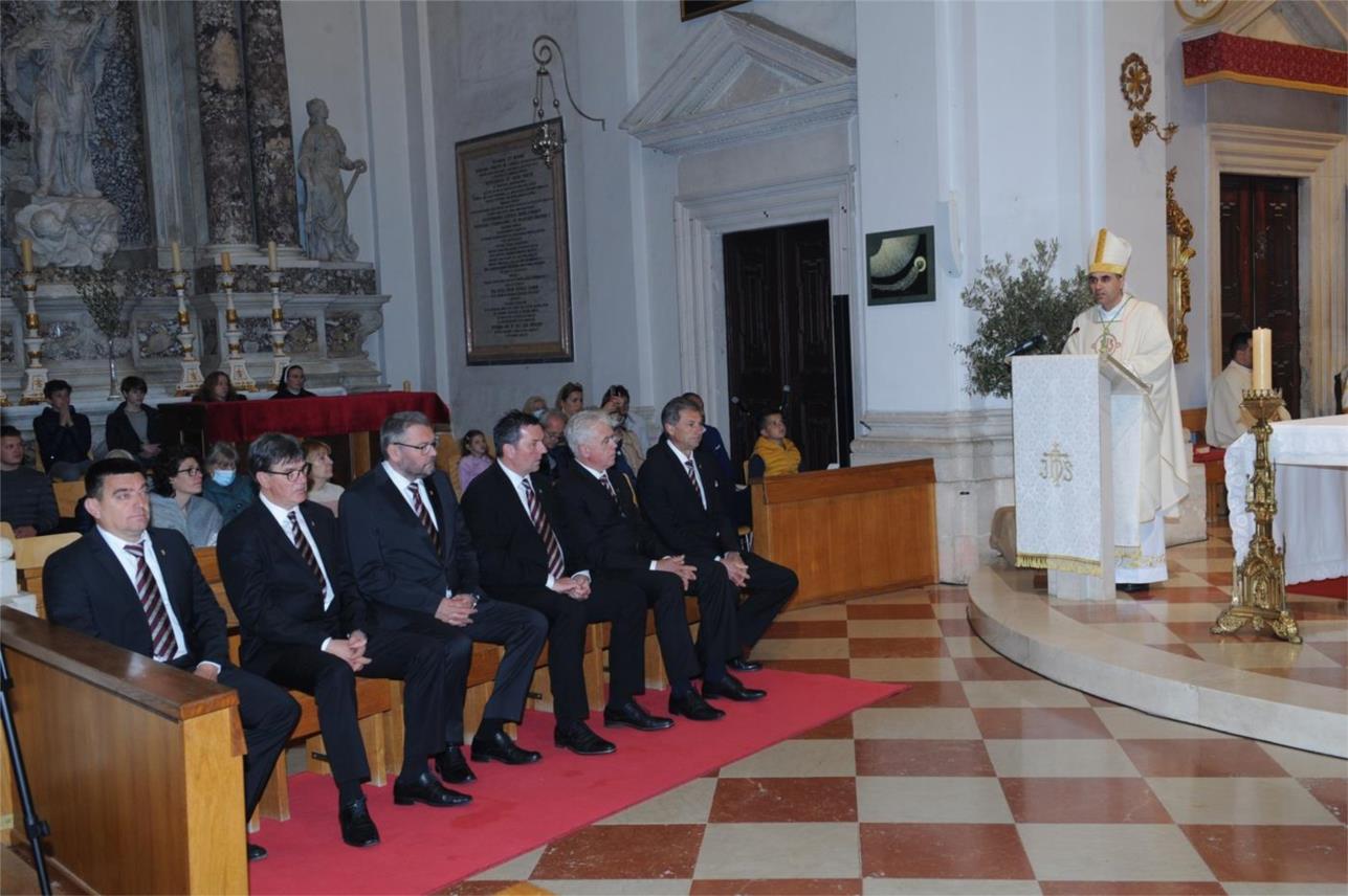 Biskup Glasnović oprao noge ‘apostolima’ u katedrali