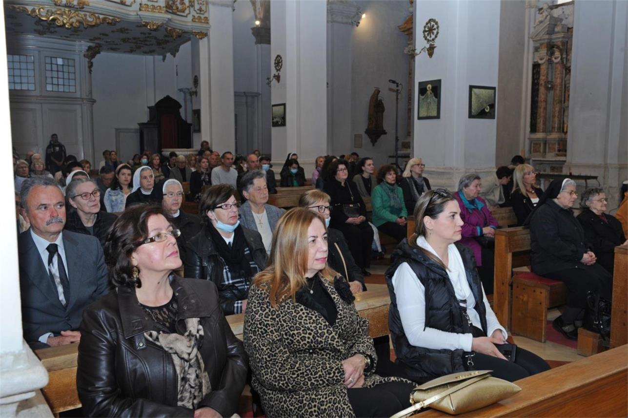 Biskup Glasnović oprao noge ‘apostolima’ u katedrali