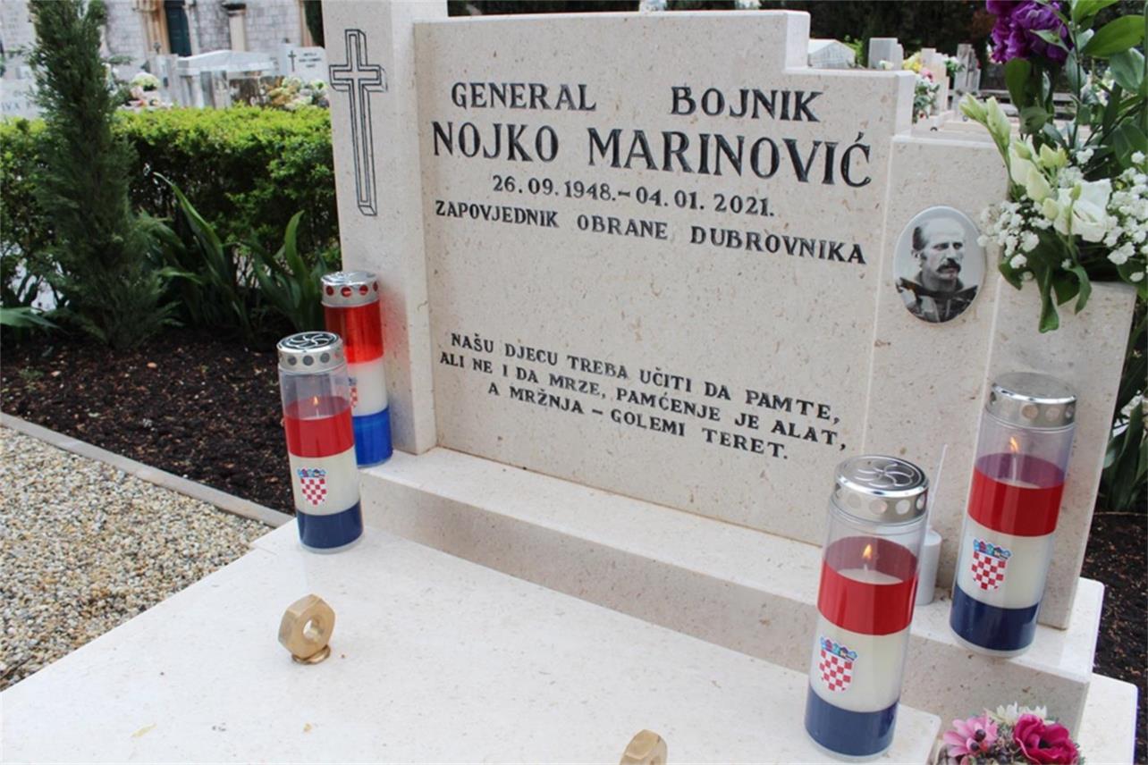 Gradonačelnik Franković položio vijenac na posljednje počivalište generala Nojka Marinovića