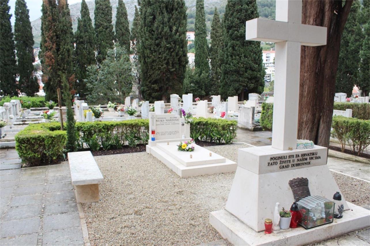 Gradonačelnik Franković položio vijenac na posljednje počivalište generala Nojka Marinovića