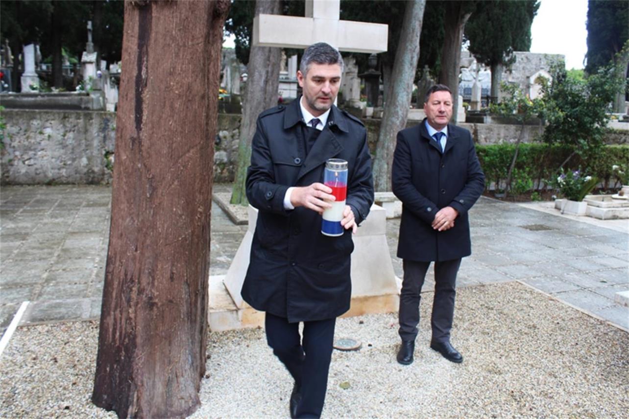 Gradonačelnik Franković položio vijenac na posljednje počivalište generala Nojka Marinovića