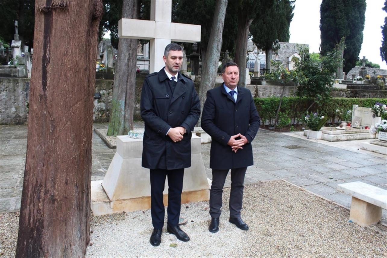 Gradonačelnik Franković položio vijenac na posljednje počivalište generala Nojka Marinovića