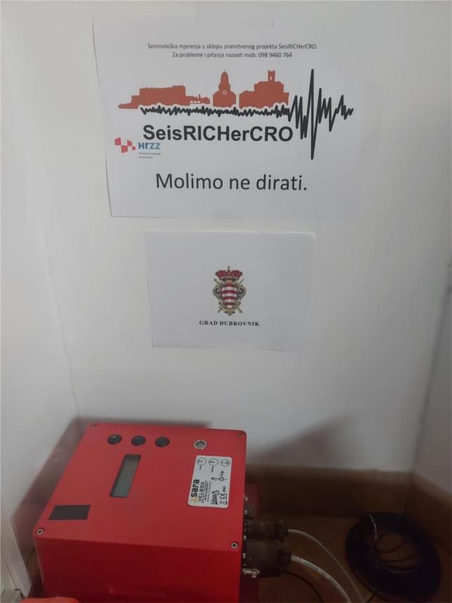 Seizmograf za mjerenje vibracija postavljen u zgradi gradske uprave