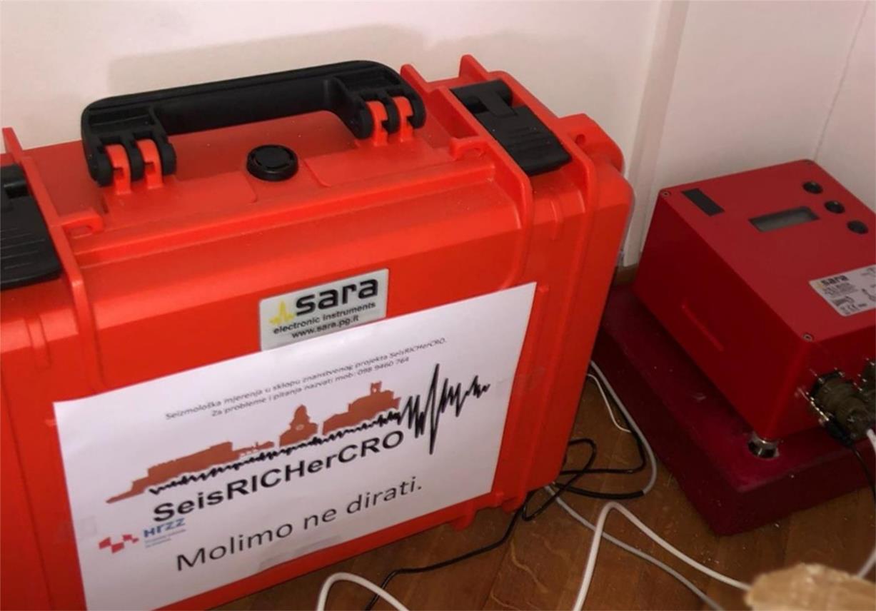 Seizmograf za mjerenje vibracija postavljen u zgradi gradske uprave