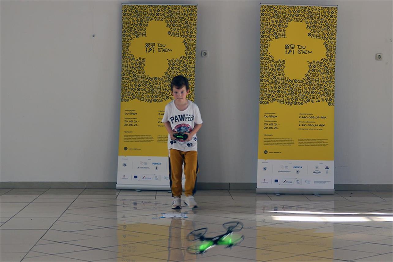 Održane radionice robotike i programiranaj bez ekrana te radionice upravljanja dronovima u Stonu