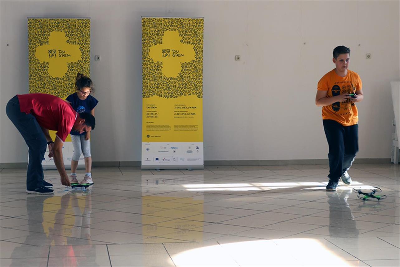 Održane radionice robotike i programiranaj bez ekrana te radionice upravljanja dronovima u Stonu