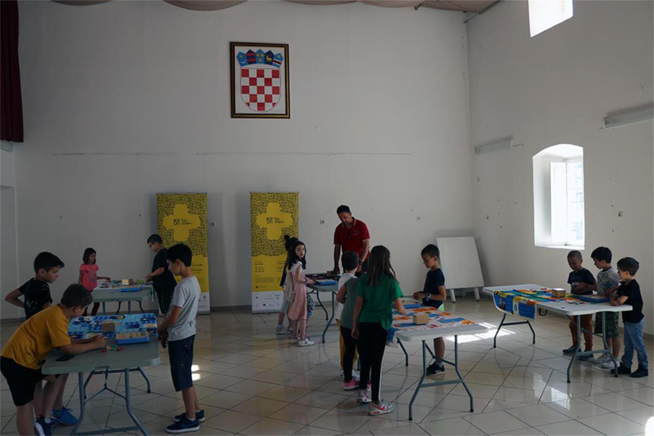 Održane radionice robotike i programiranaj bez ekrana te radionice upravljanja dronovima u Stonu