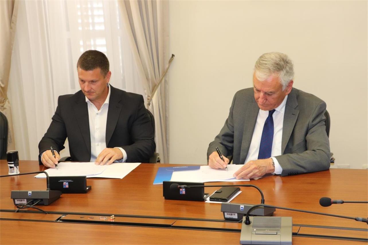 Župan potpisao ugovore o sufinanciranju poticajnih mjera za zdravstvene djelatnike vrijedne milijun i 800 tisuća kuna