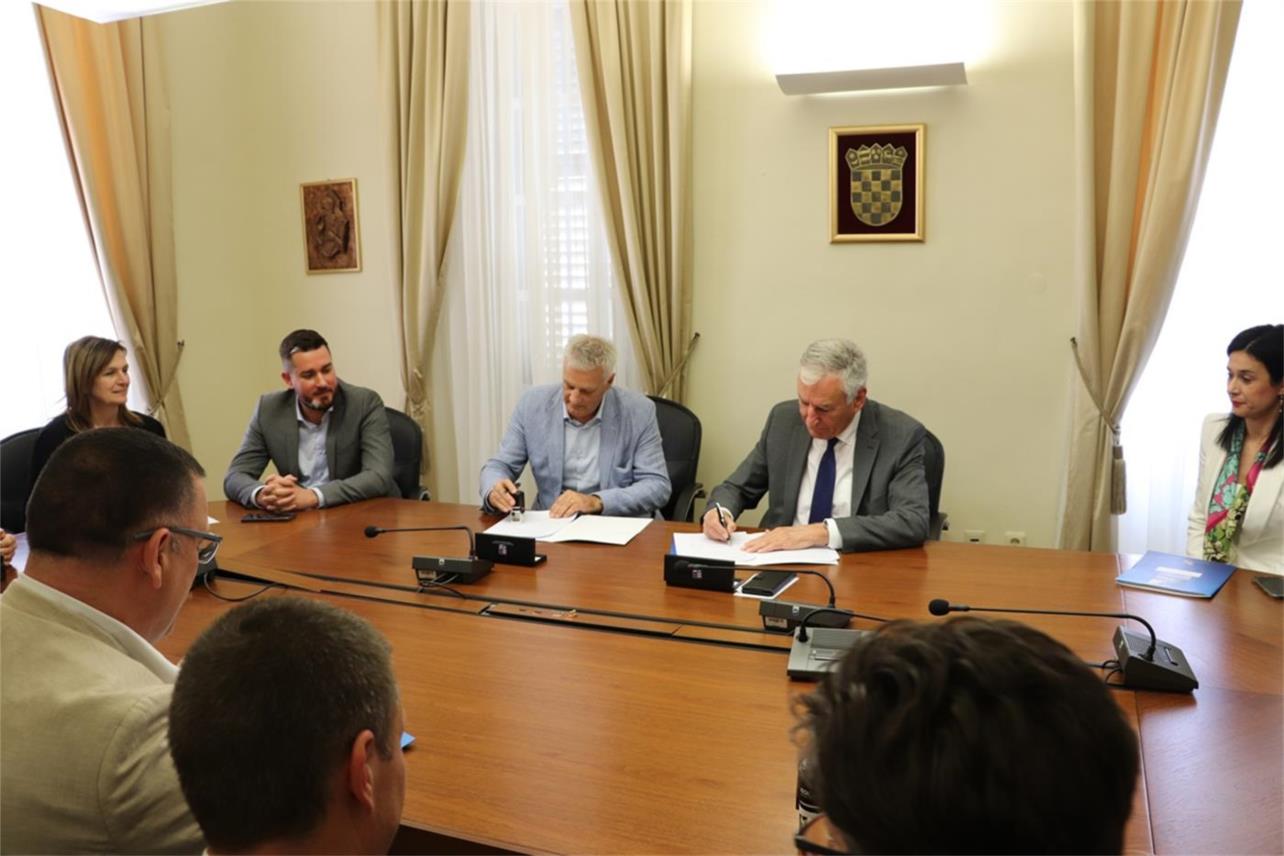 Župan potpisao ugovore o sufinanciranju poticajnih mjera za zdravstvene djelatnike vrijedne milijun i 800 tisuća kuna