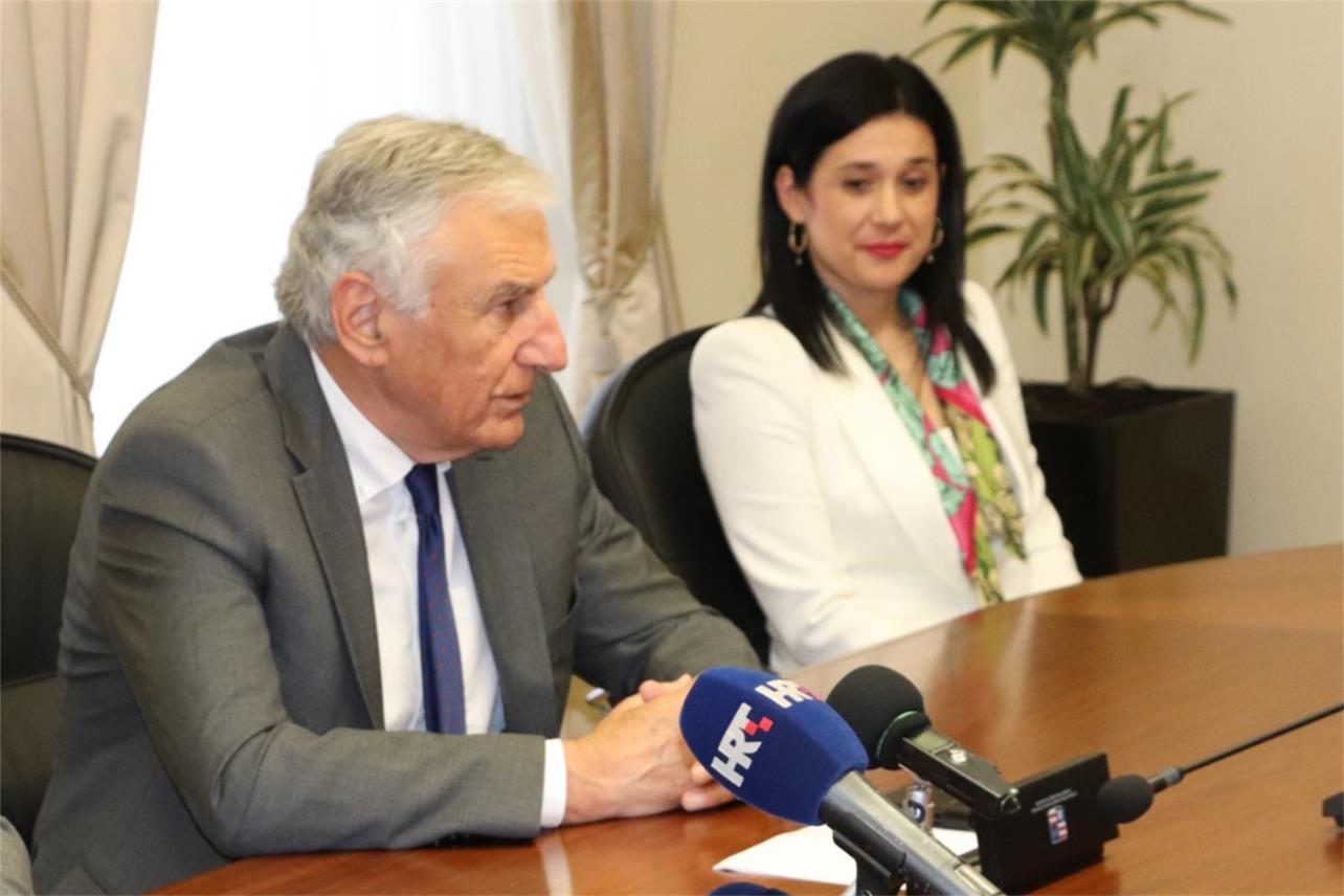 Župan potpisao ugovore o sufinanciranju poticajnih mjera za zdravstvene djelatnike vrijedne milijun i 800 tisuća kuna