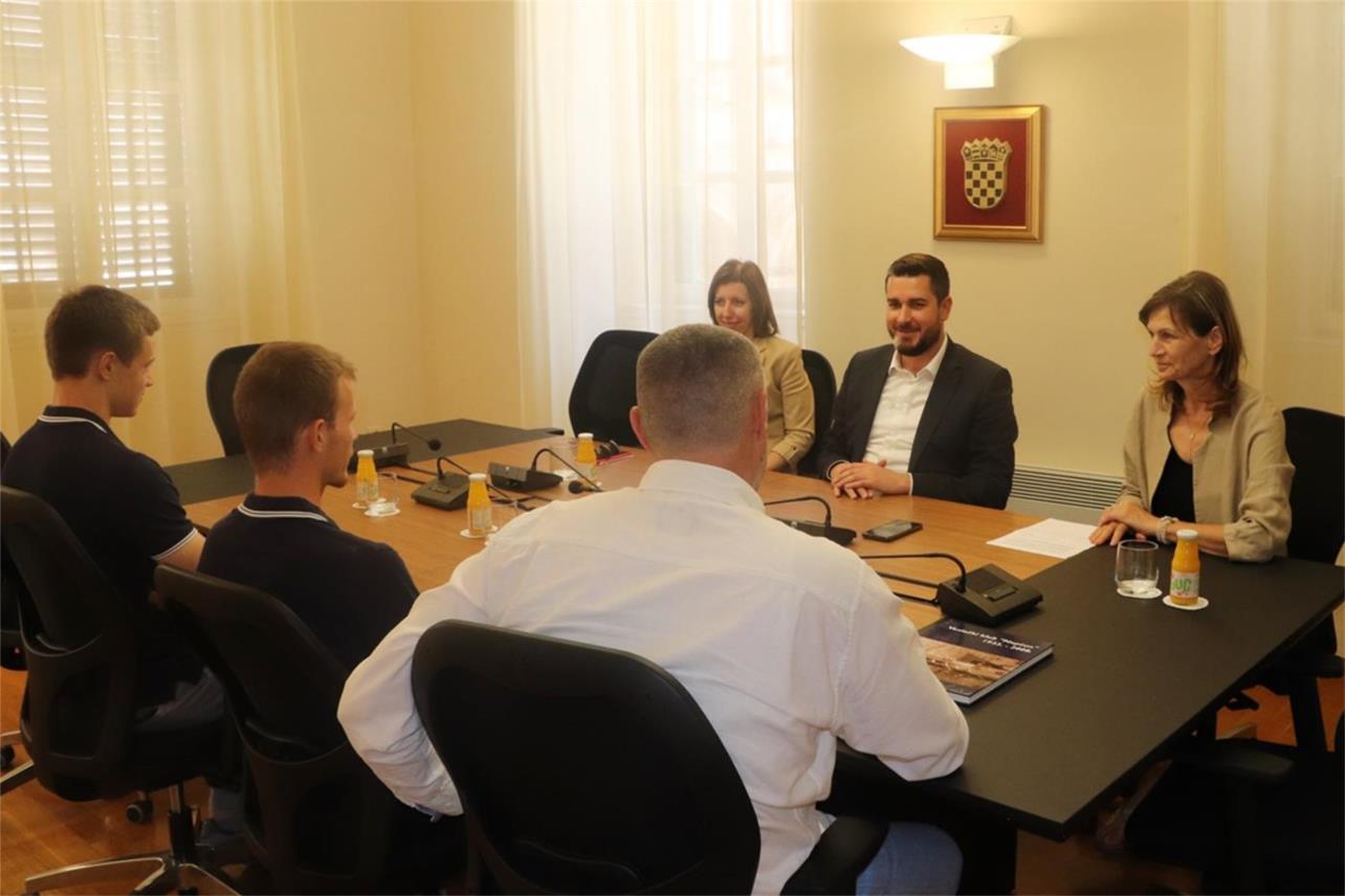 Zamjenik Cebalo primio zlatne veslače VK Neptun