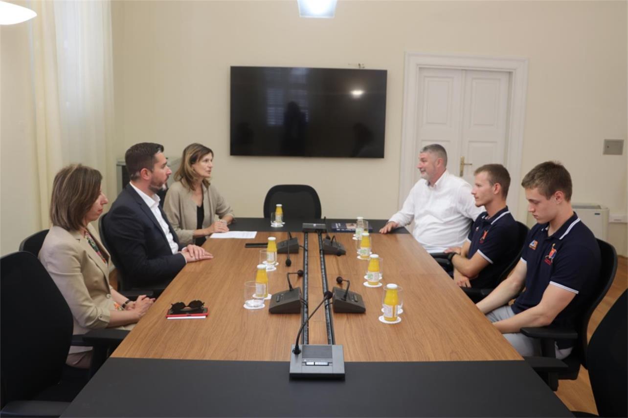 Zamjenik Cebalo primio zlatne veslače VK Neptun
