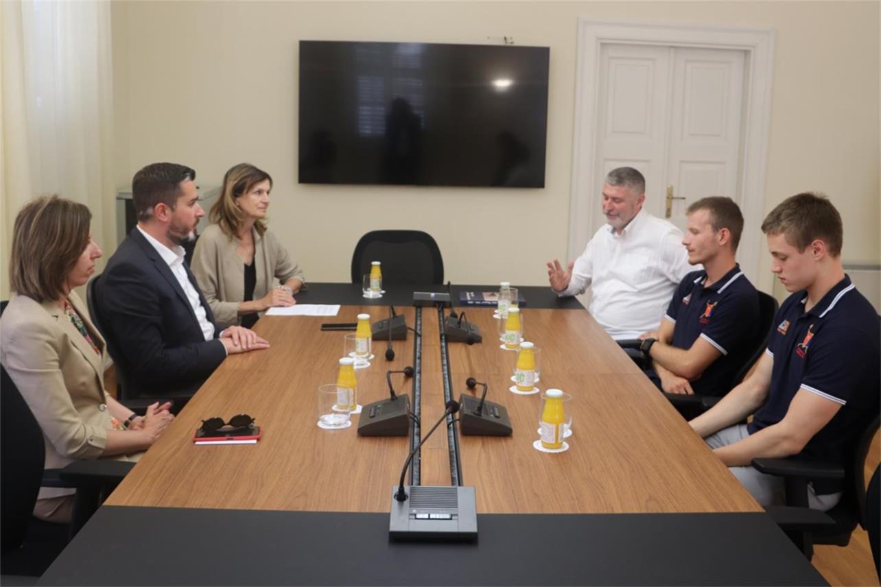 Zamjenik Cebalo primio zlatne veslače VK Neptun