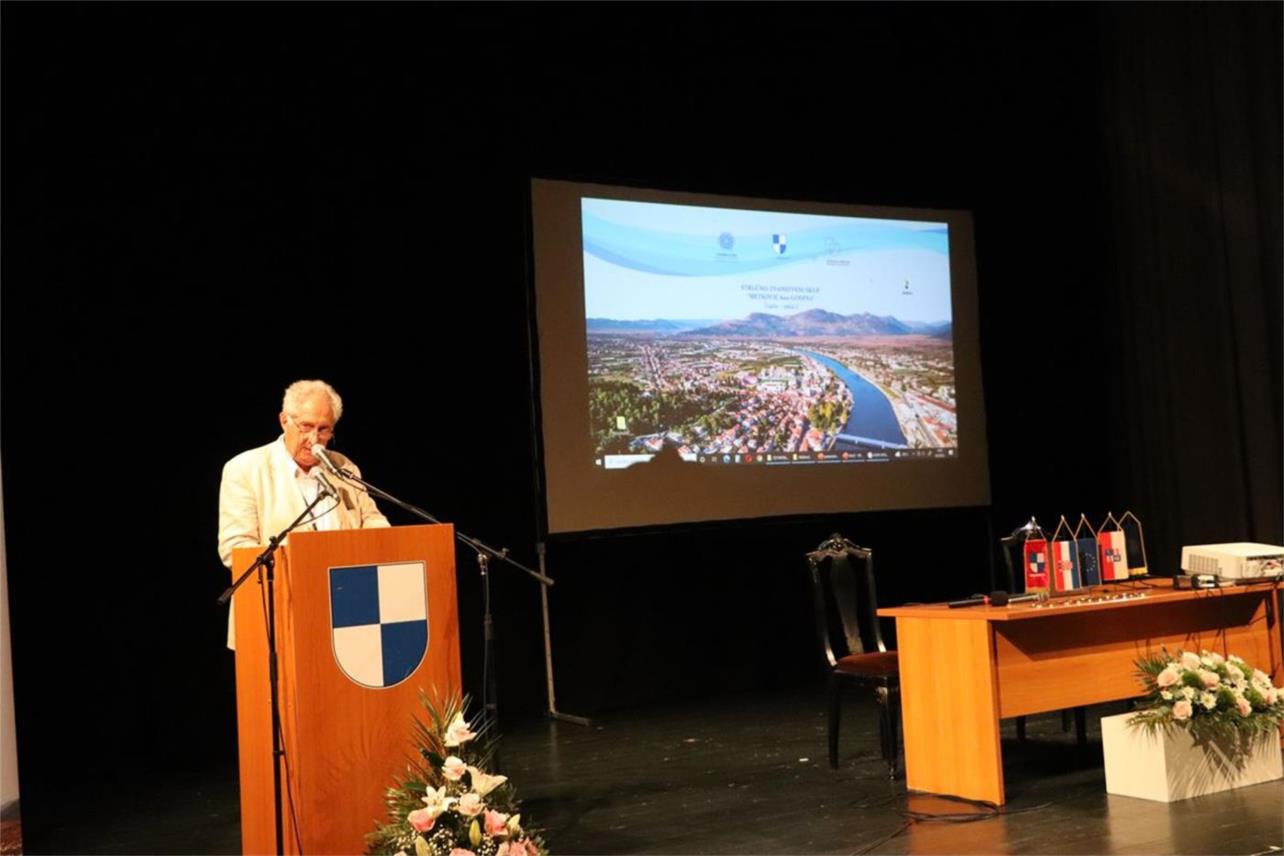 Župan Dobroslavić s pročelnicom Marević i ravnateljicom Milić na otvaranju stručno-znanstvenog skupa ”Metković 600 godina”