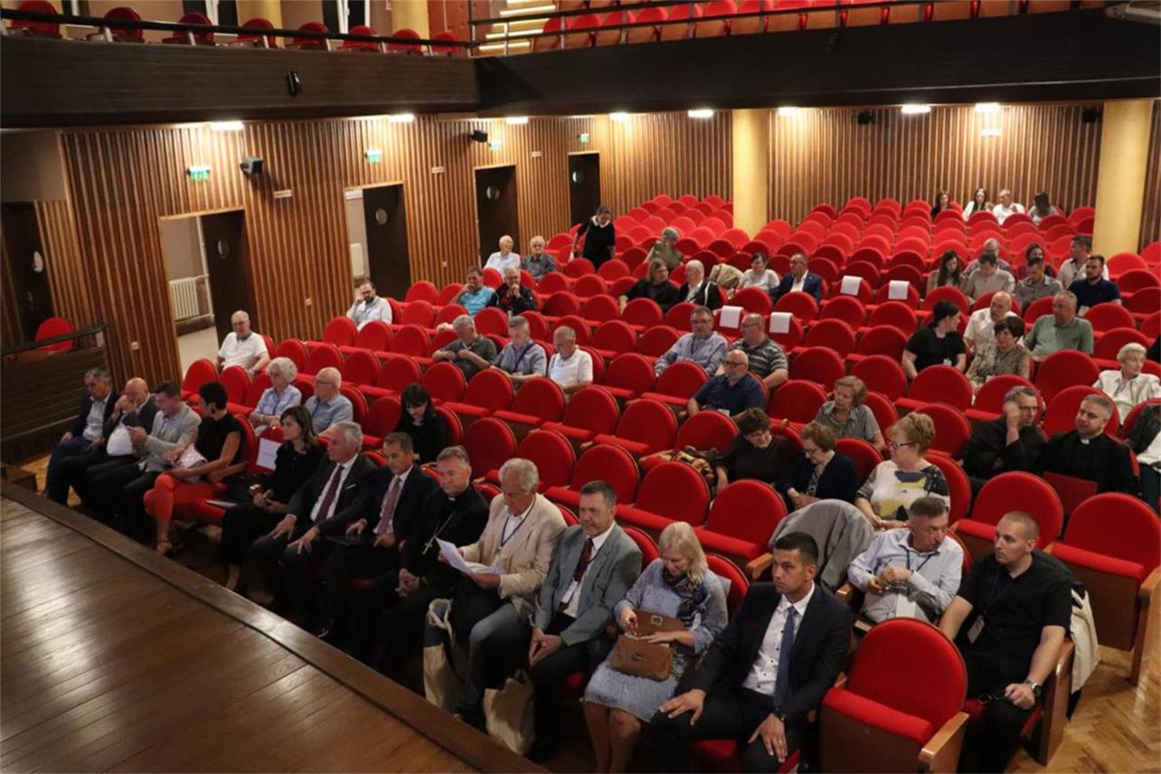 Župan Dobroslavić s pročelnicom Marević i ravnateljicom Milić na otvaranju stručno-znanstvenog skupa ”Metković 600 godina”