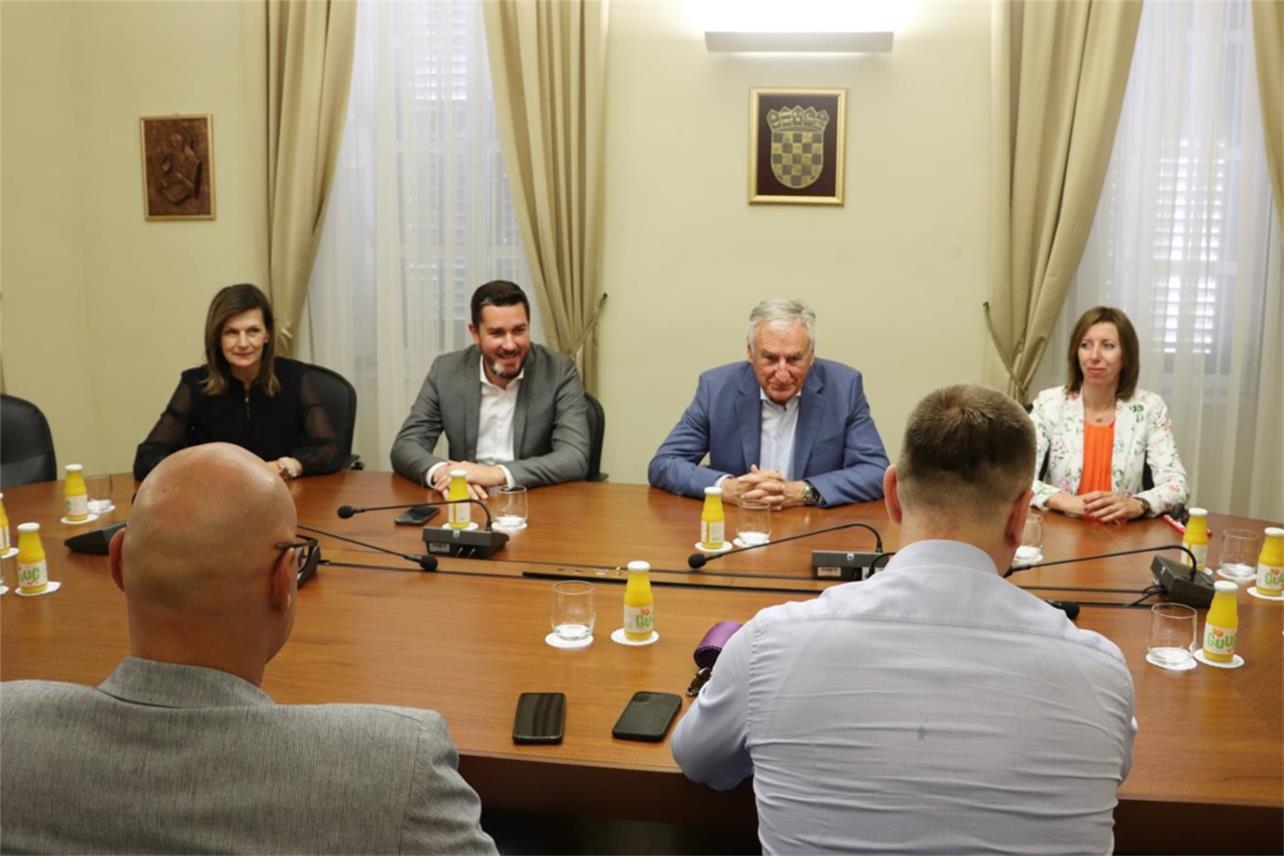 Predstavnici Rukometnog kluba Metković Mehanika na prijemu u palači Ranjina